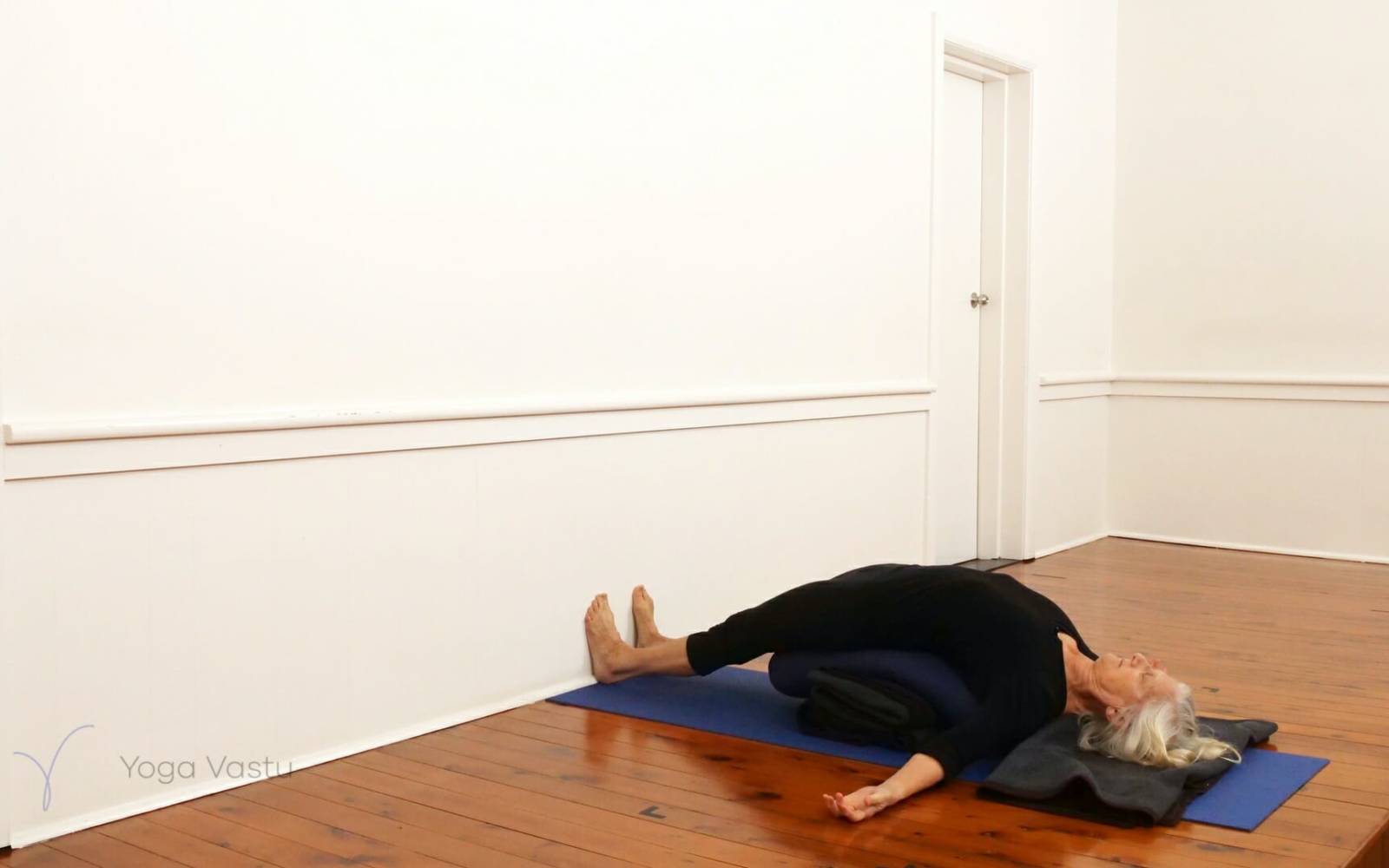 Online Iyengar yoga videos | Experienced level restorative and pranayama (414)