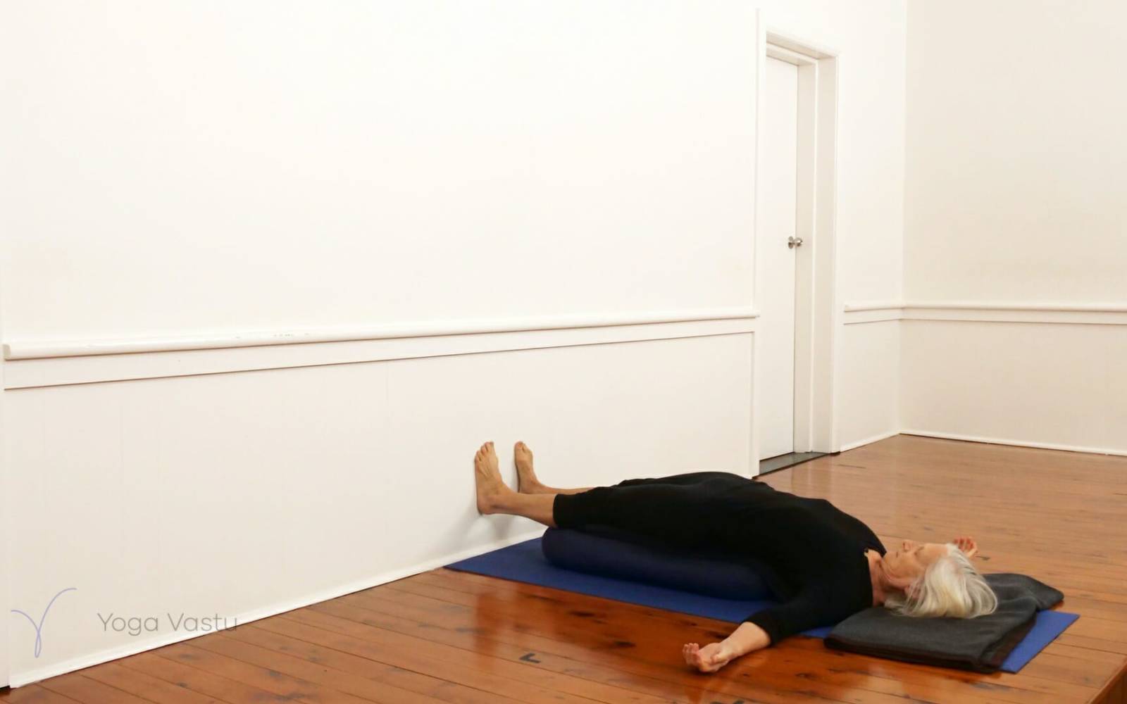 Online Iyengar yoga videos | Experienced level restorative and pranayama (414)