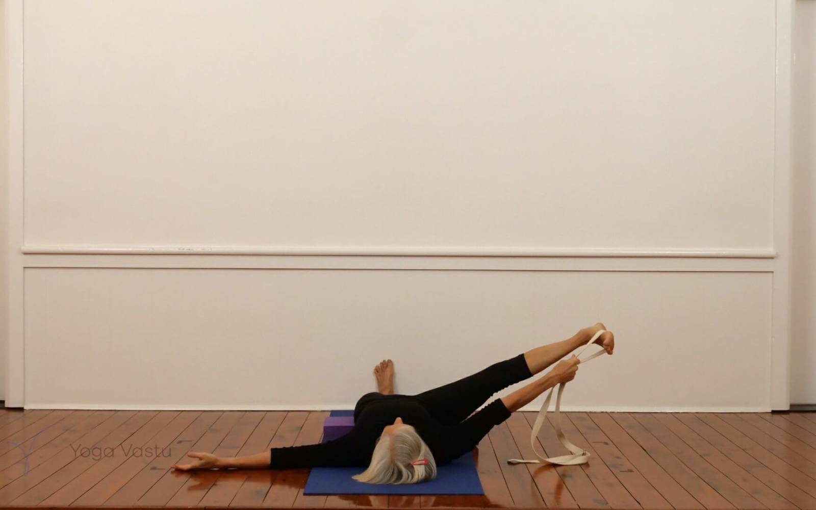 Online Iyengar yoga videos | Shoulders, abdominals plus inversions miscellaneous (215)