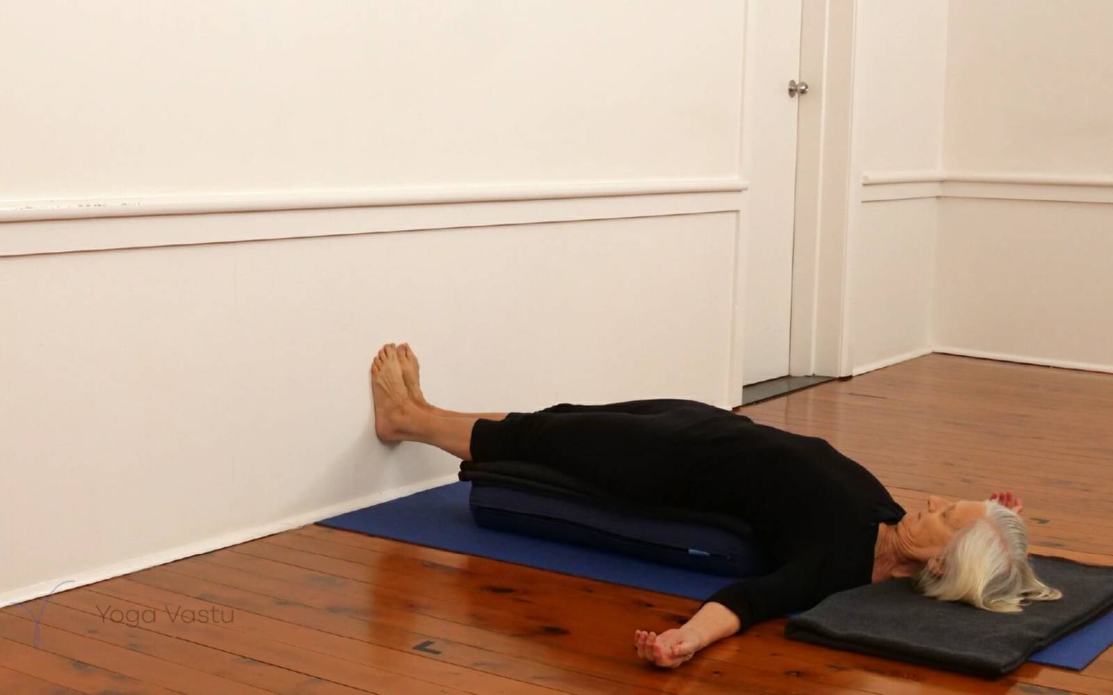Online Iyengar yoga videos | Shoulders, abdominals plus inversions miscellaneous (215)