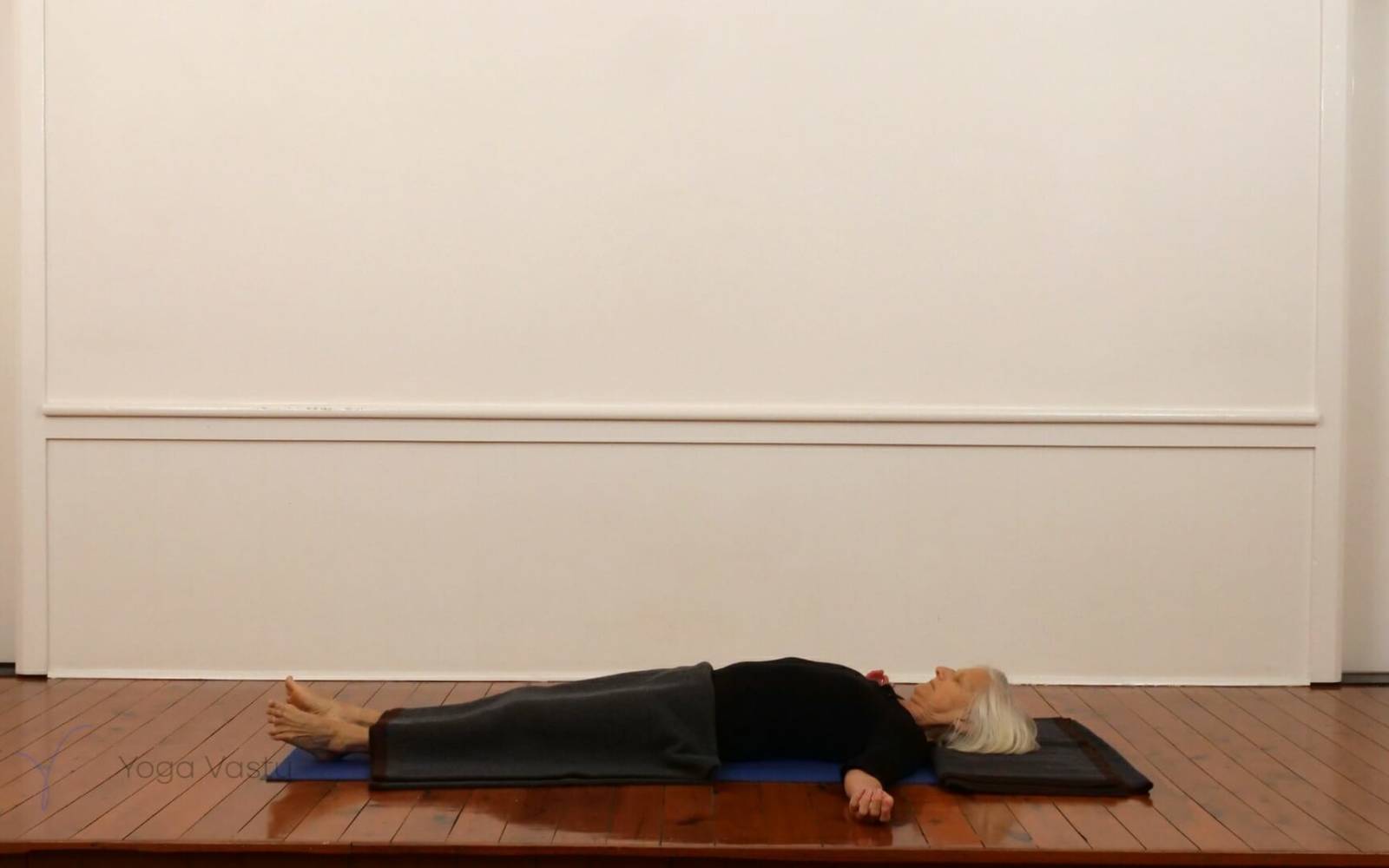Online Iyengar yoga videos | Shoulders, abdominals plus inversions miscellaneous (215)