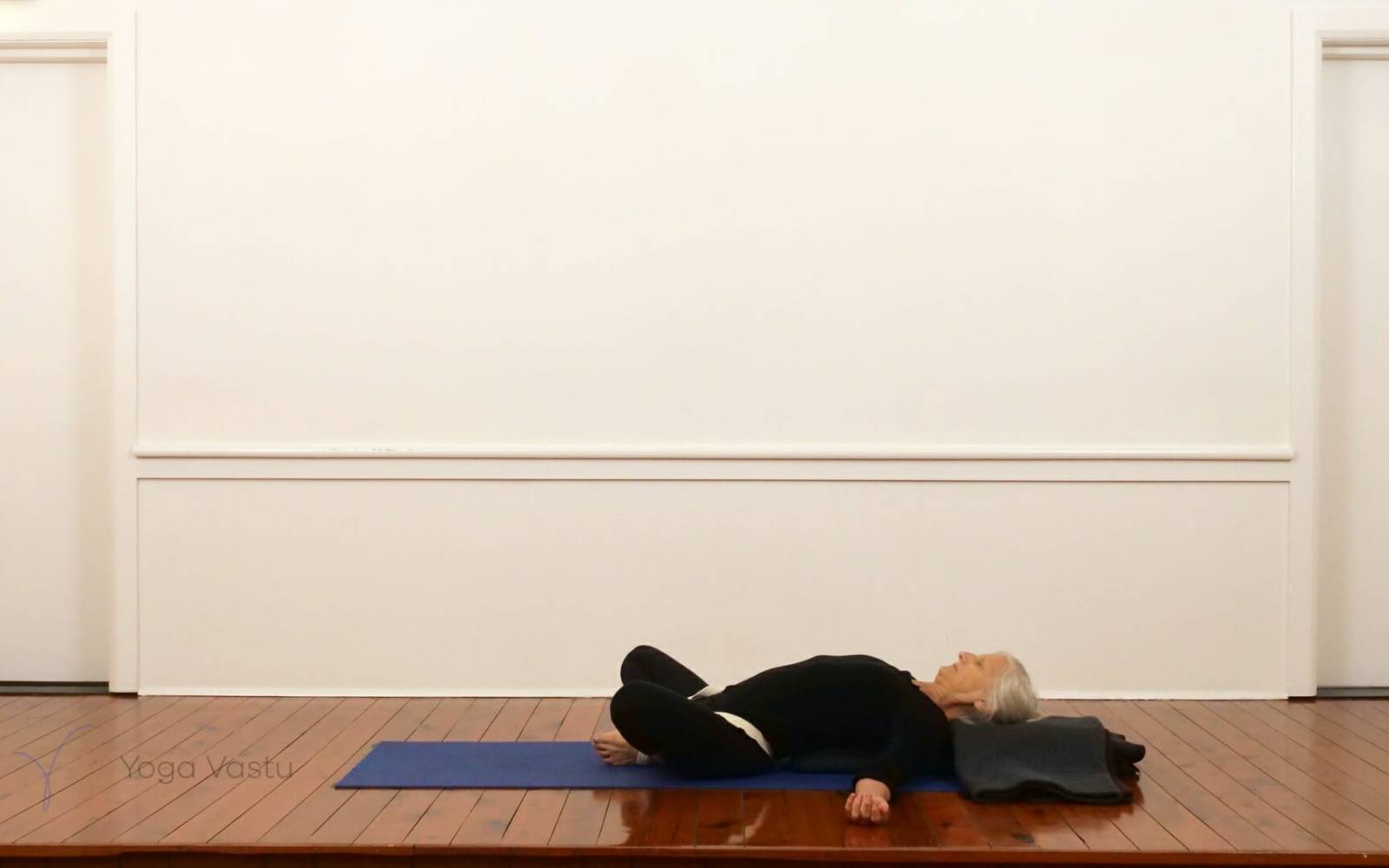 Online Iyengar yoga videos | General level sitting, restorative and lying pranayama (214)