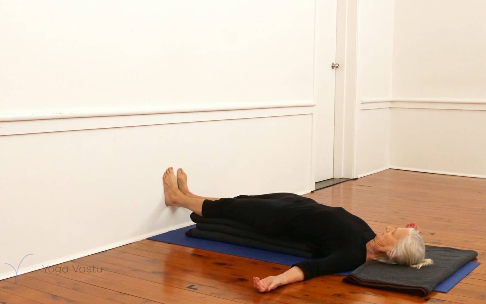 Online Iyengar yoga videos | General level sitting, restorative and lying pranayama (214)