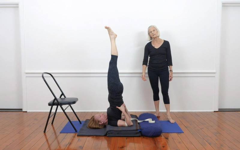 How to do Shoulder Stand for beginners - Iyengar Yoga - step by