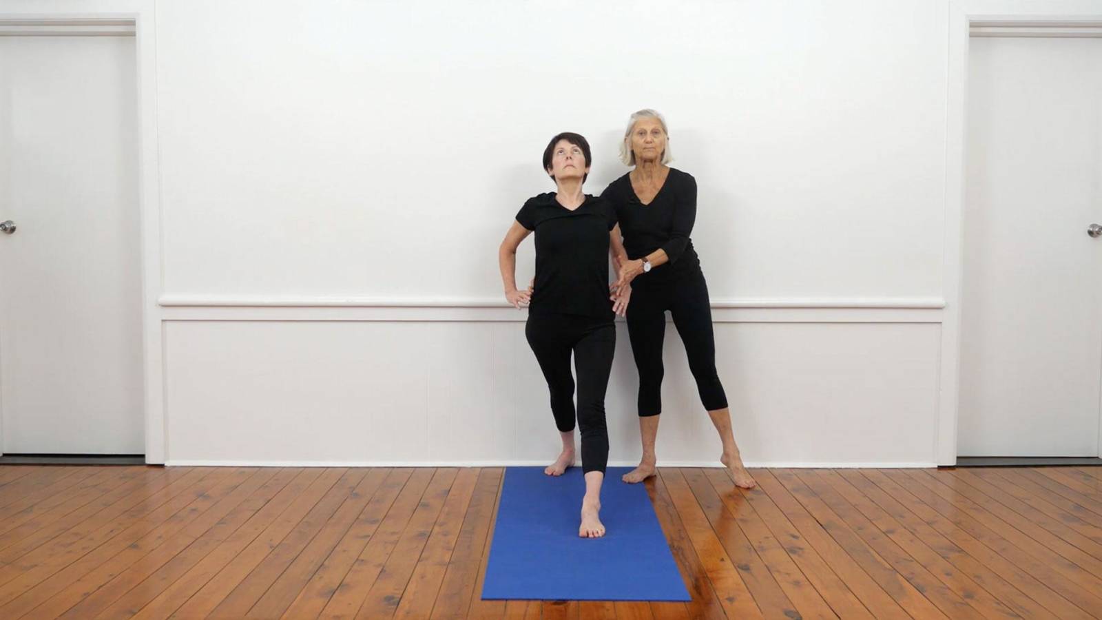 Stabilising sequence of standing poses to the wall