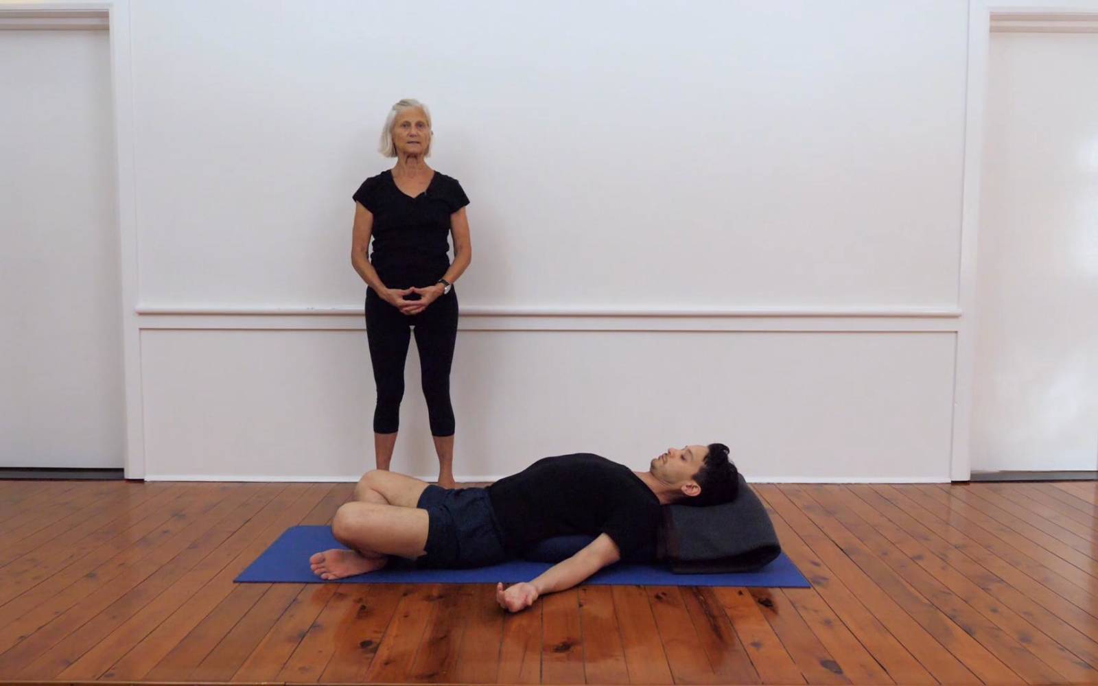 Online Iyengar yoga videos | Deep sequence for release of stiff neck and upper back