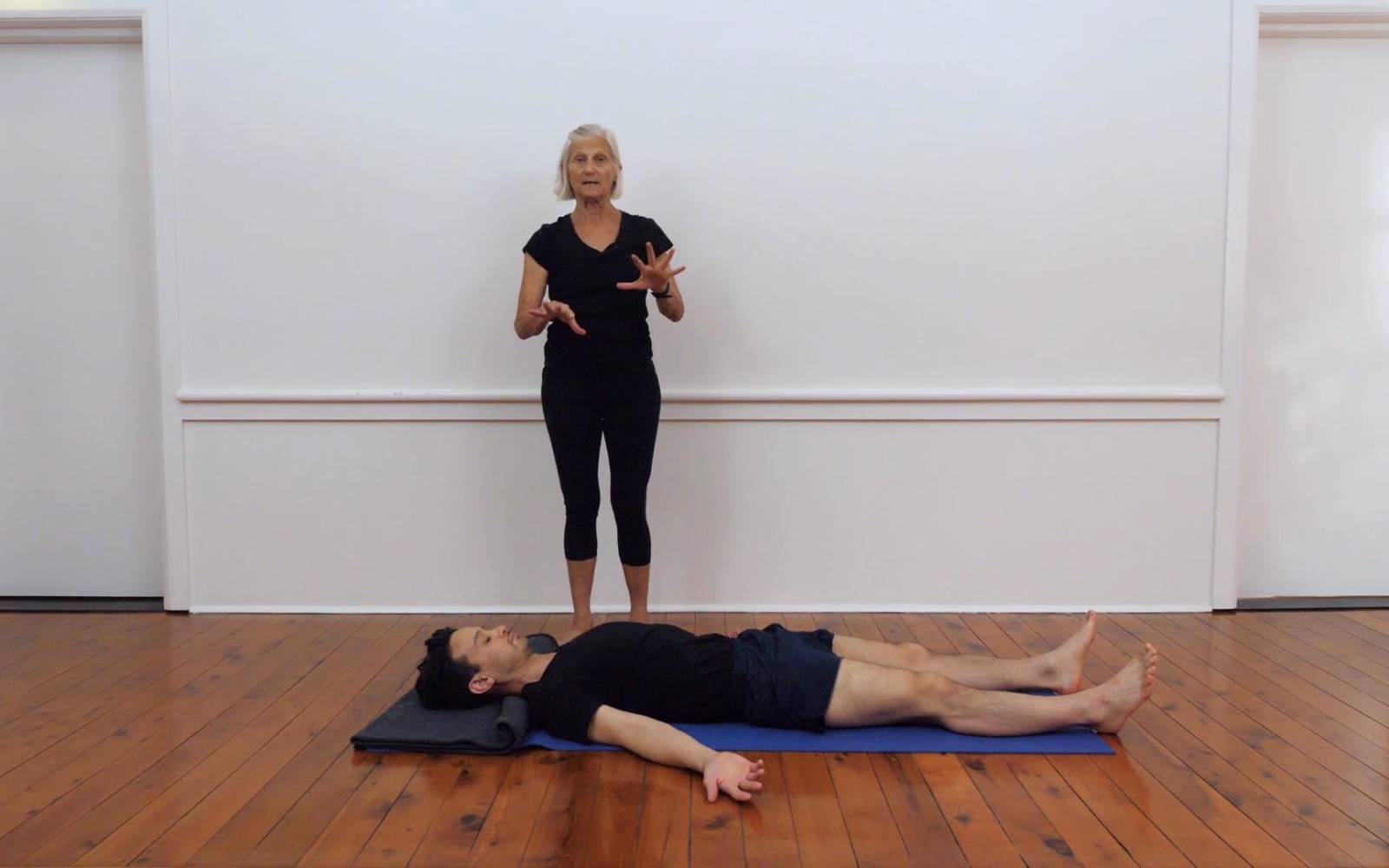 https://media.yogavastu.com/wp-content/uploads/2019/03/16-savasana-iyengar-sequence-release-neck-upper-back-1600x1000.jpg