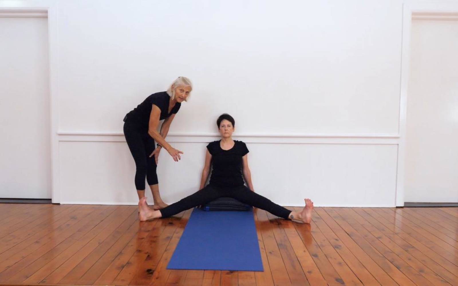 Online Iyengar yoga videos | Daily sequence focusing on sitting poses and forward bends