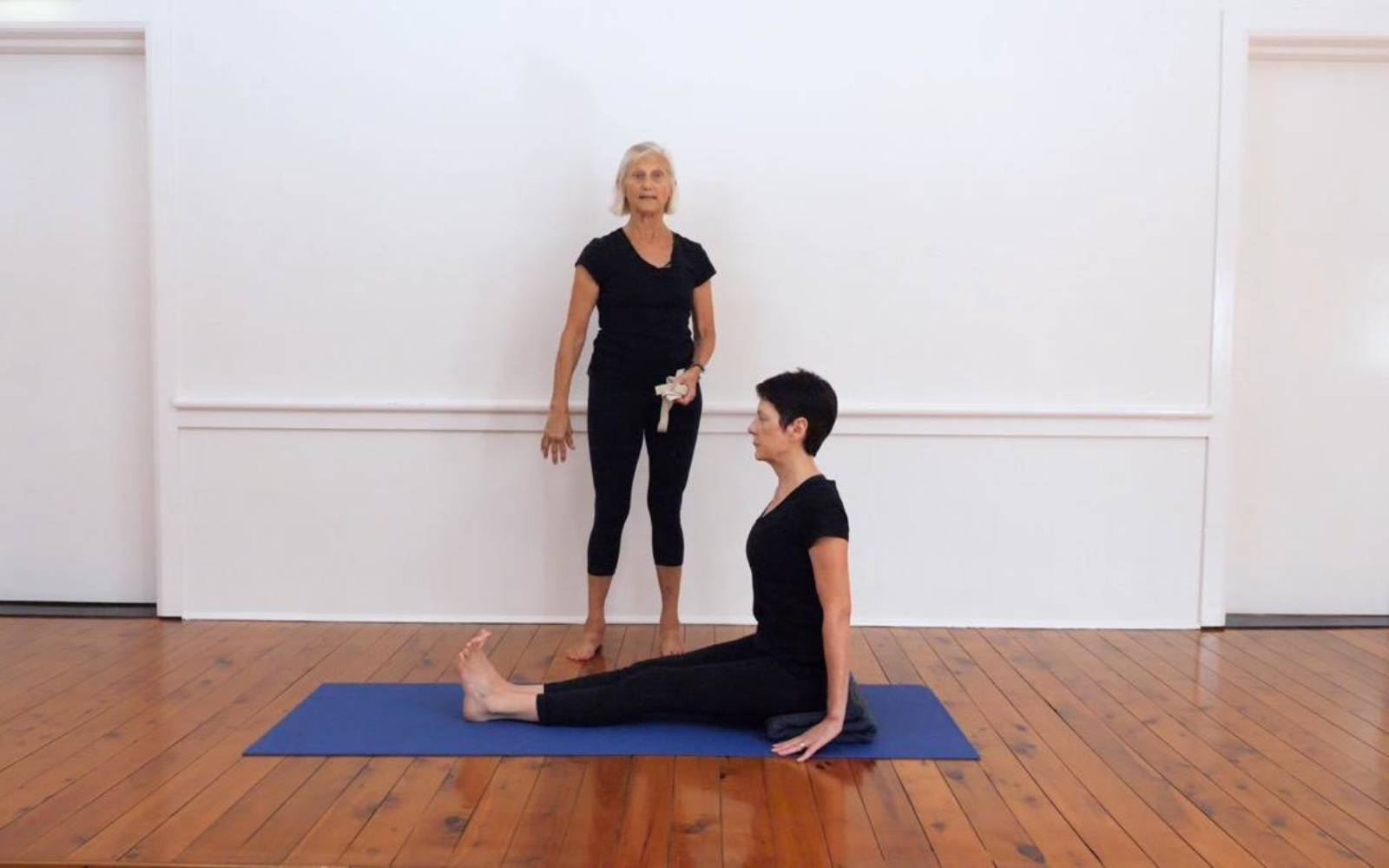 Online Iyengar yoga videos | Daily sequence focusing on sitting poses and forward bends