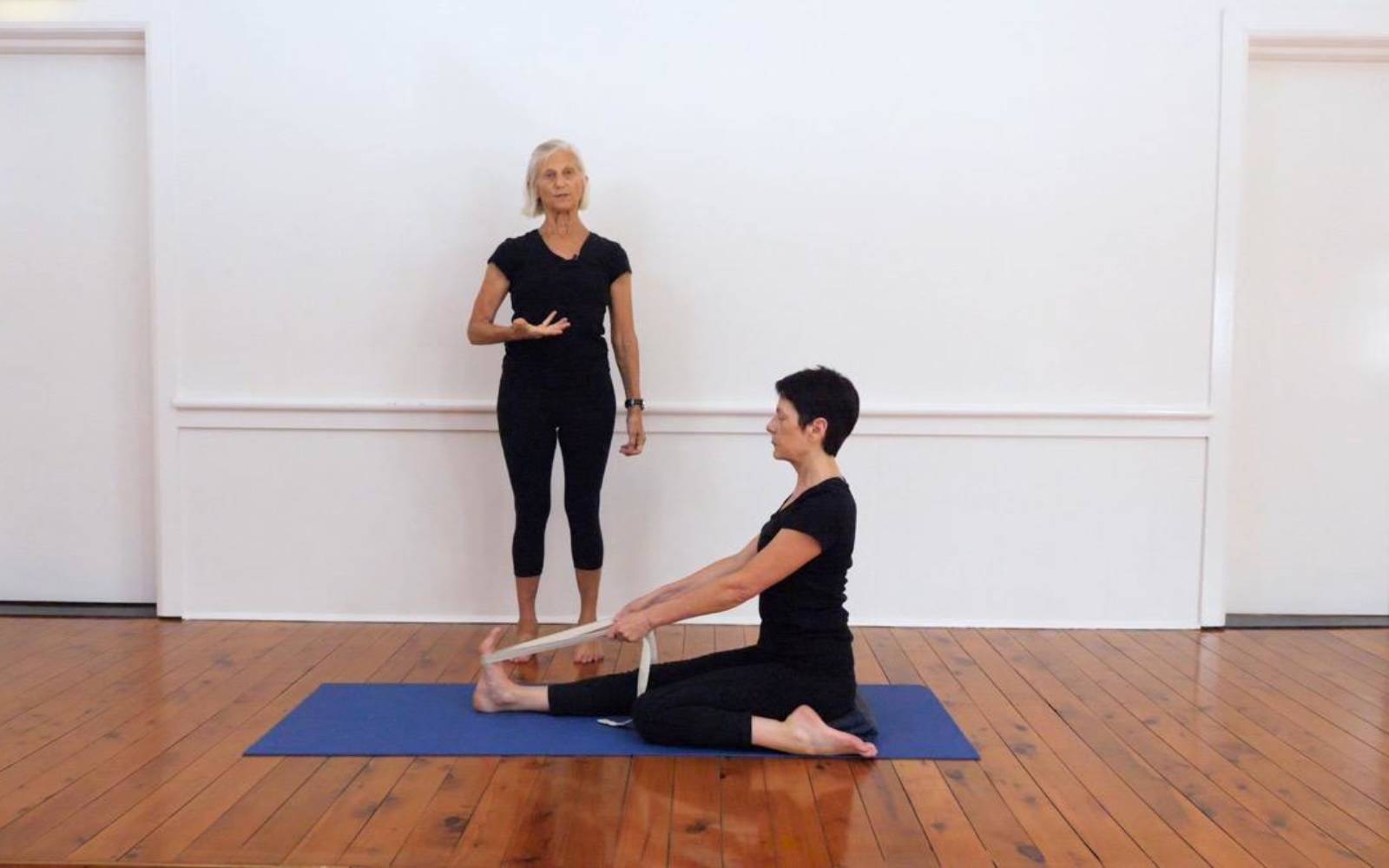 Online Iyengar yoga videos | Daily sequence focusing on sitting poses and forward bends