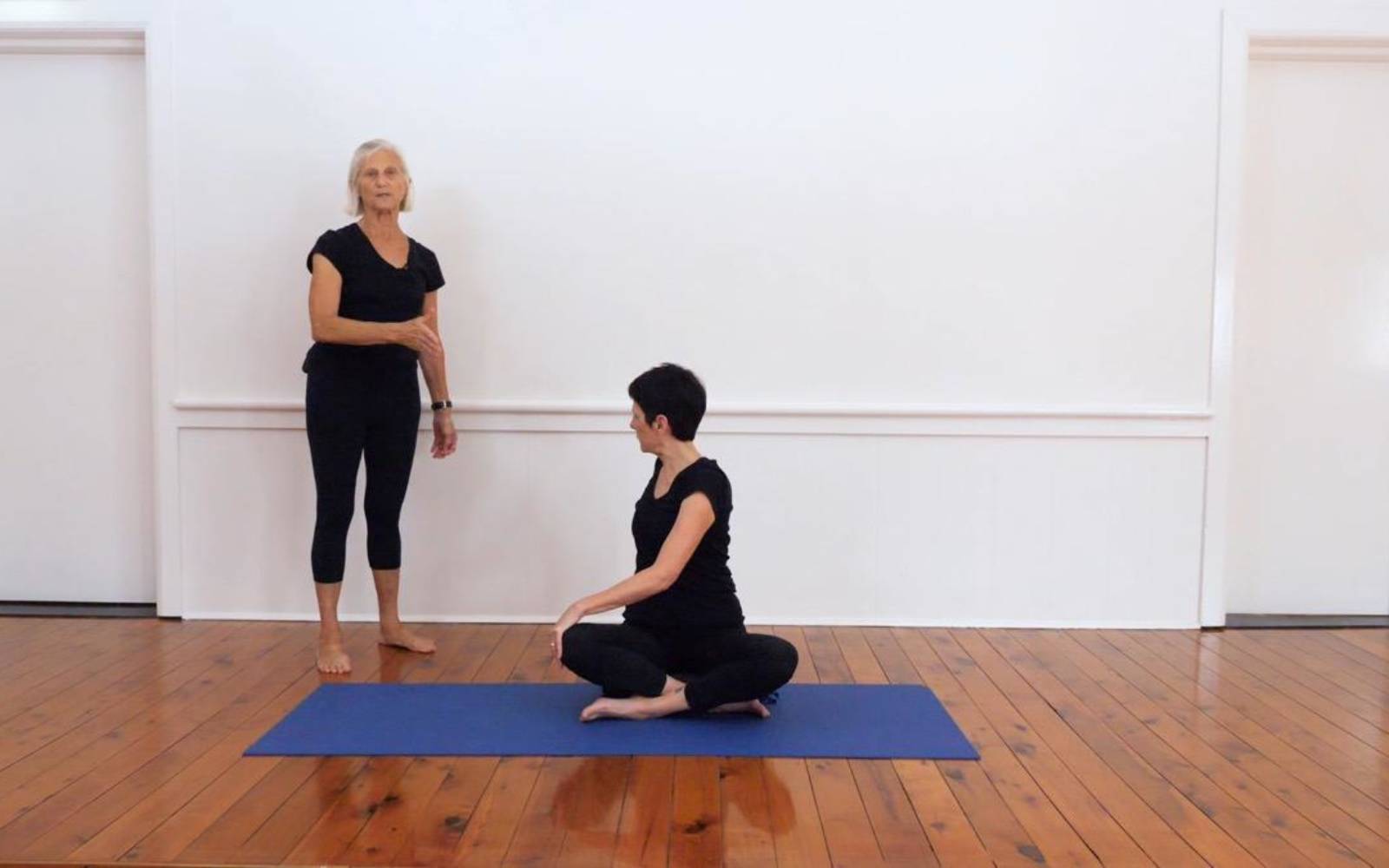 Online Iyengar yoga videos | Daily sequence focusing on sitting poses and forward bends
