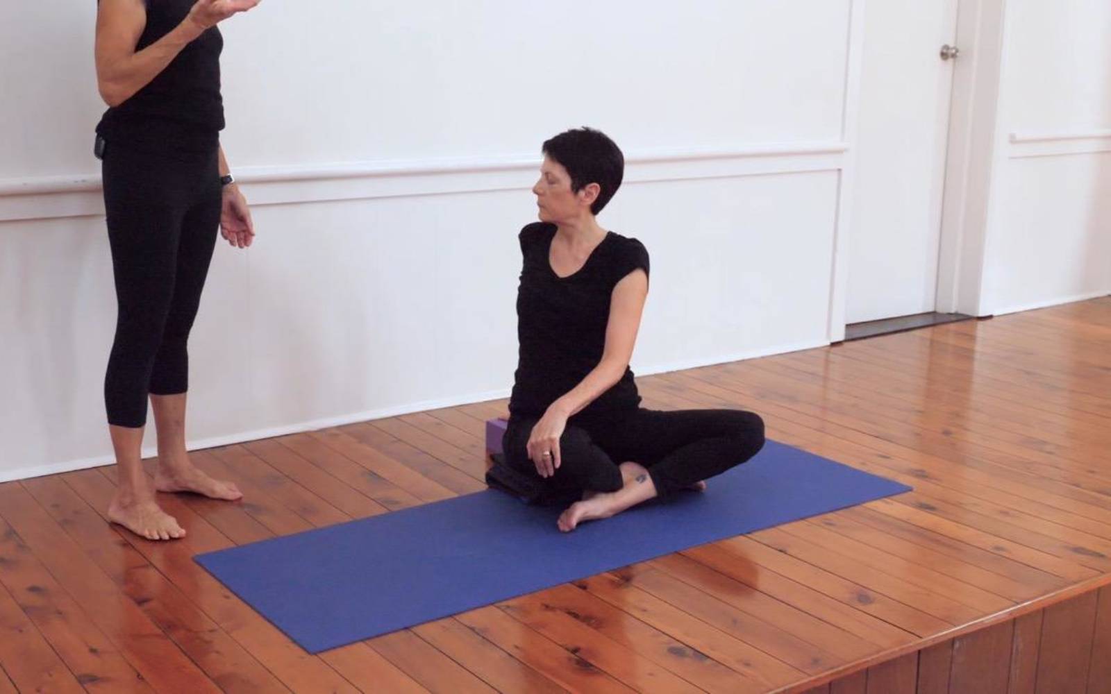 Online Iyengar yoga videos | Daily sequence focusing on sitting poses and forward bends