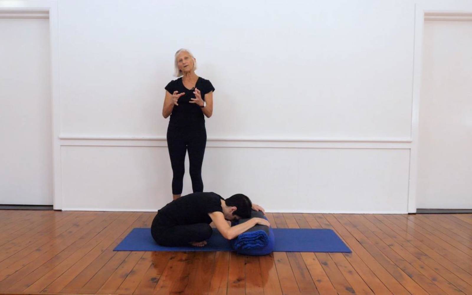Online Iyengar yoga videos | Daily sequence focusing on sitting poses and forward bends