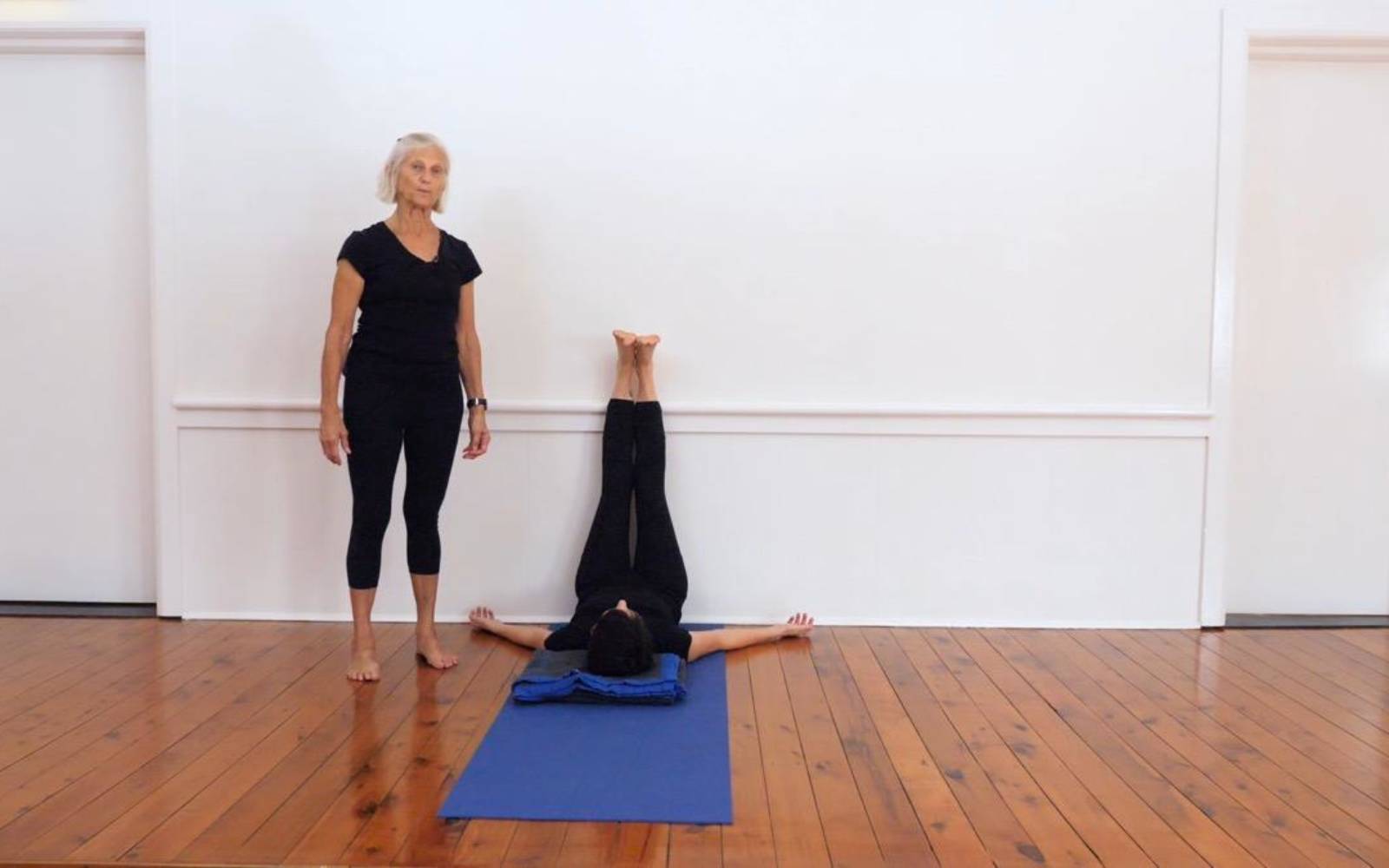 Online Iyengar yoga videos | Daily sequence focusing on sitting poses and forward bends