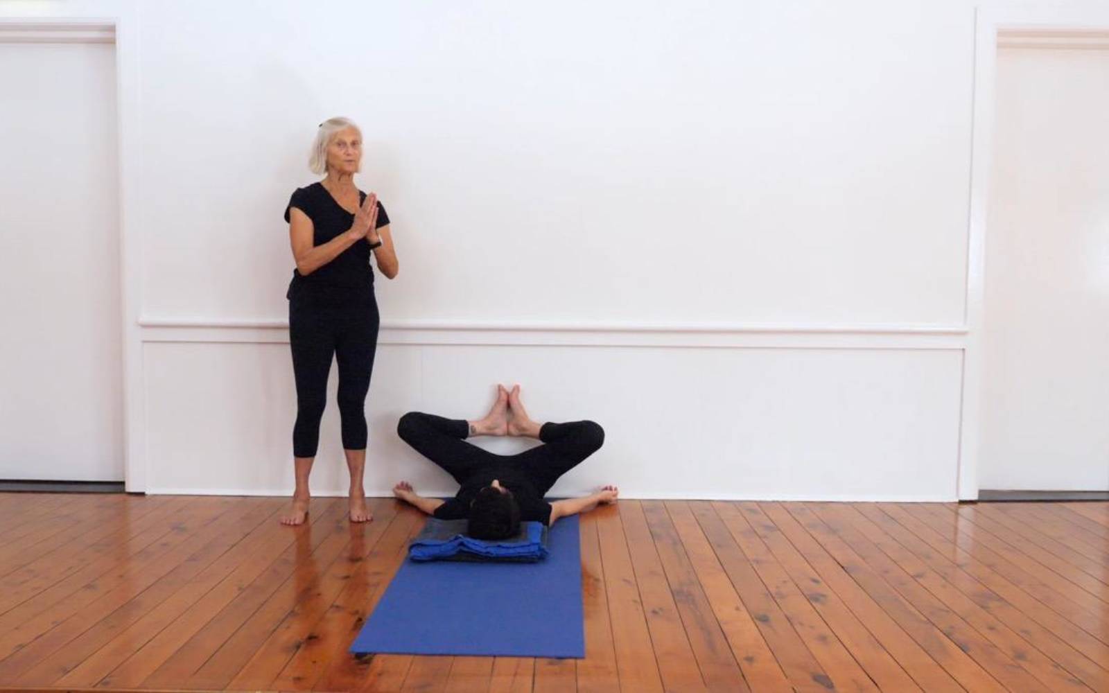 Online Iyengar yoga videos | Daily sequence focusing on sitting poses and forward bends