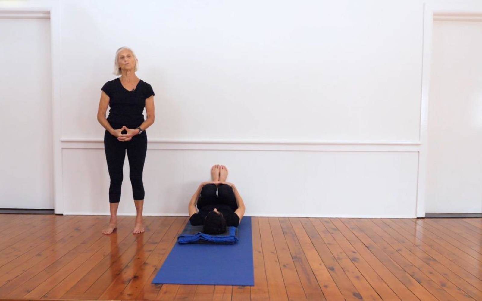 Online Iyengar yoga videos | Daily sequence focusing on sitting poses and forward bends
