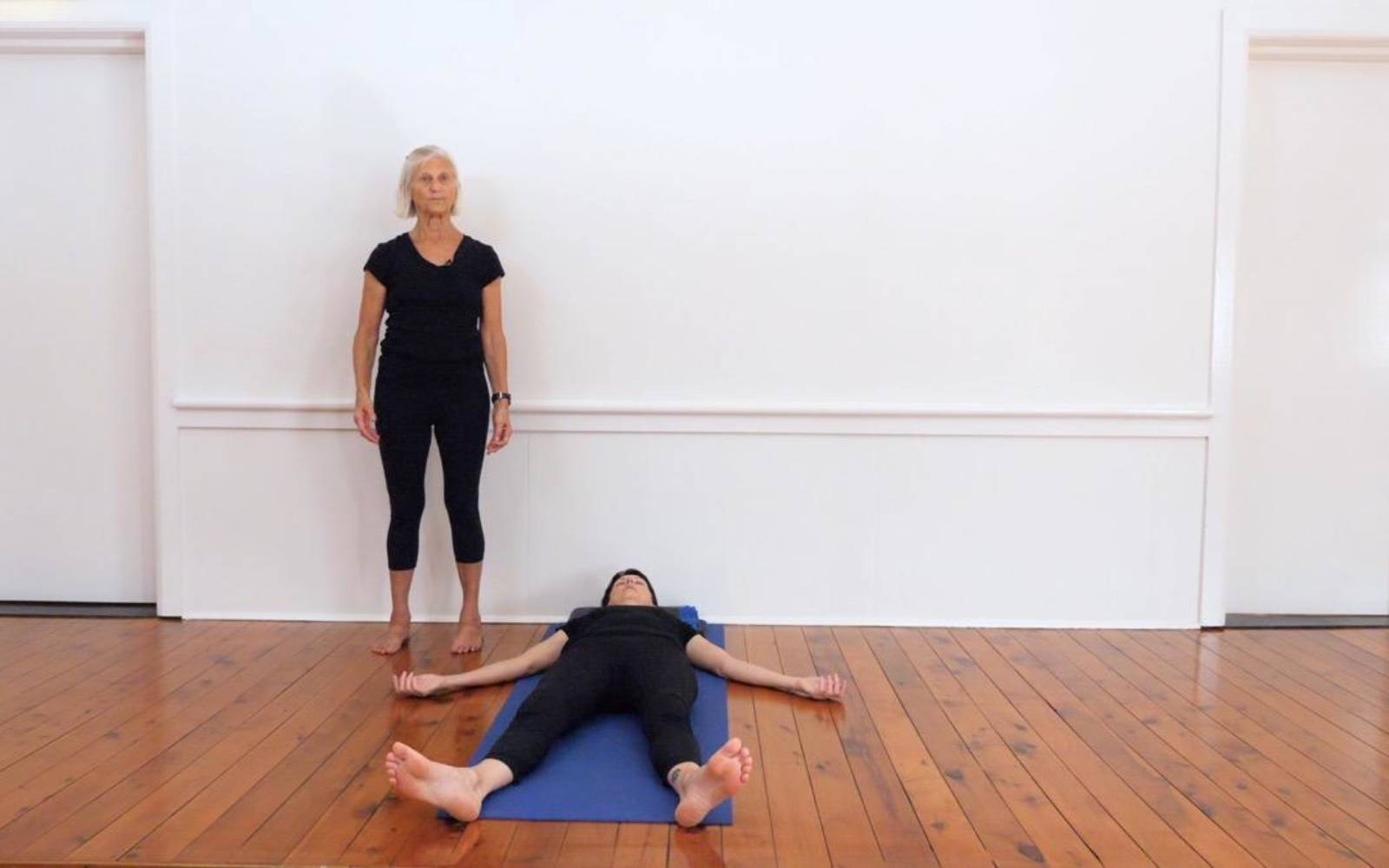 Online Iyengar yoga videos | Daily sequence focusing on sitting poses and forward bends