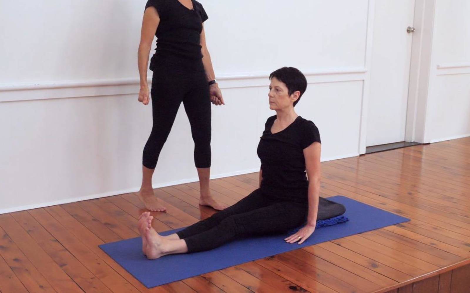 Online Iyengar yoga videos | Daily sequence focusing on sitting poses and forward bends