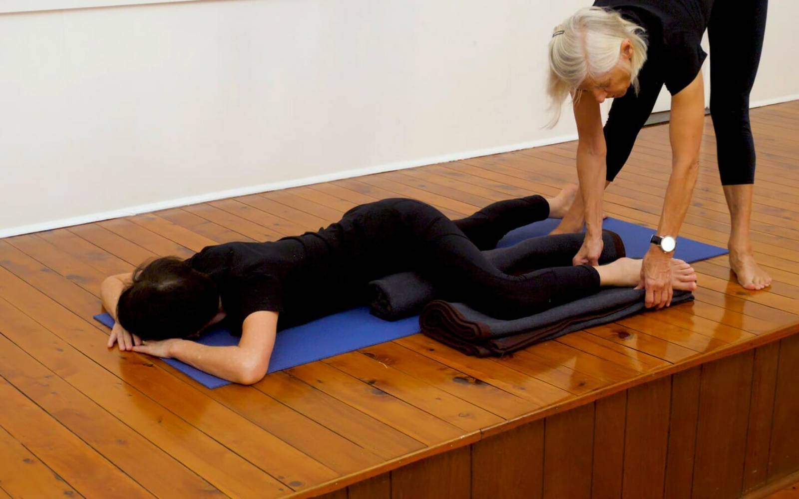 Online Iyengar yoga videos | Relief for tight and sore back muscles
