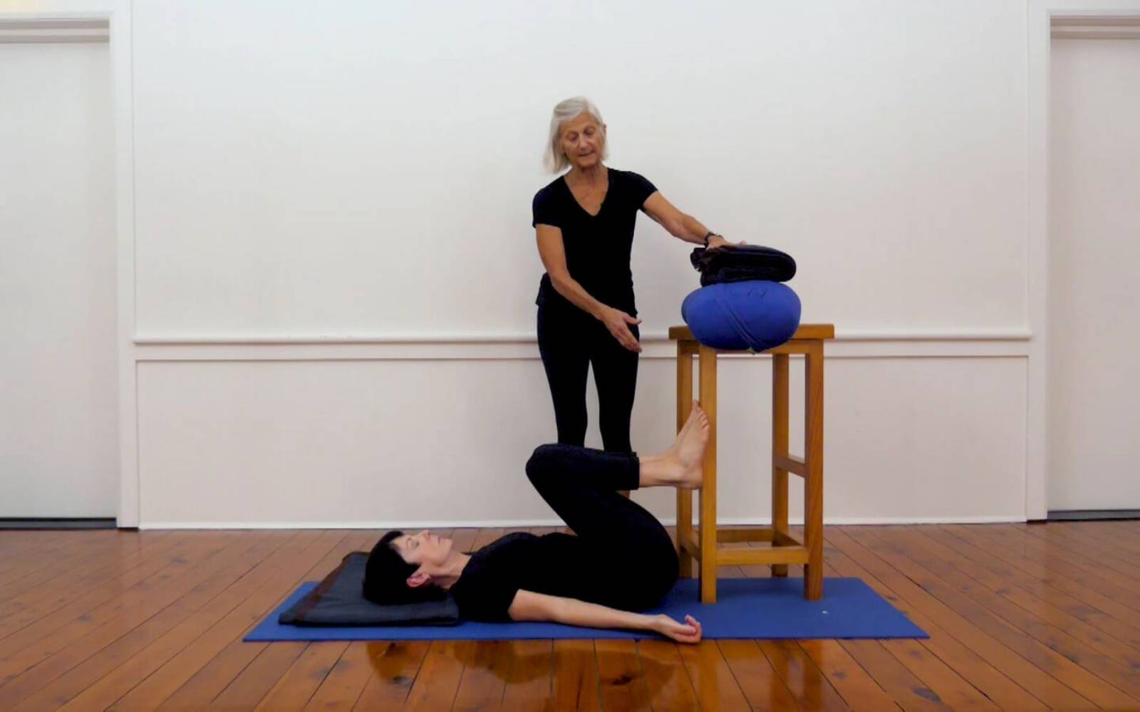 Online Iyengar yoga videos | Relief for tight and sore back muscles
