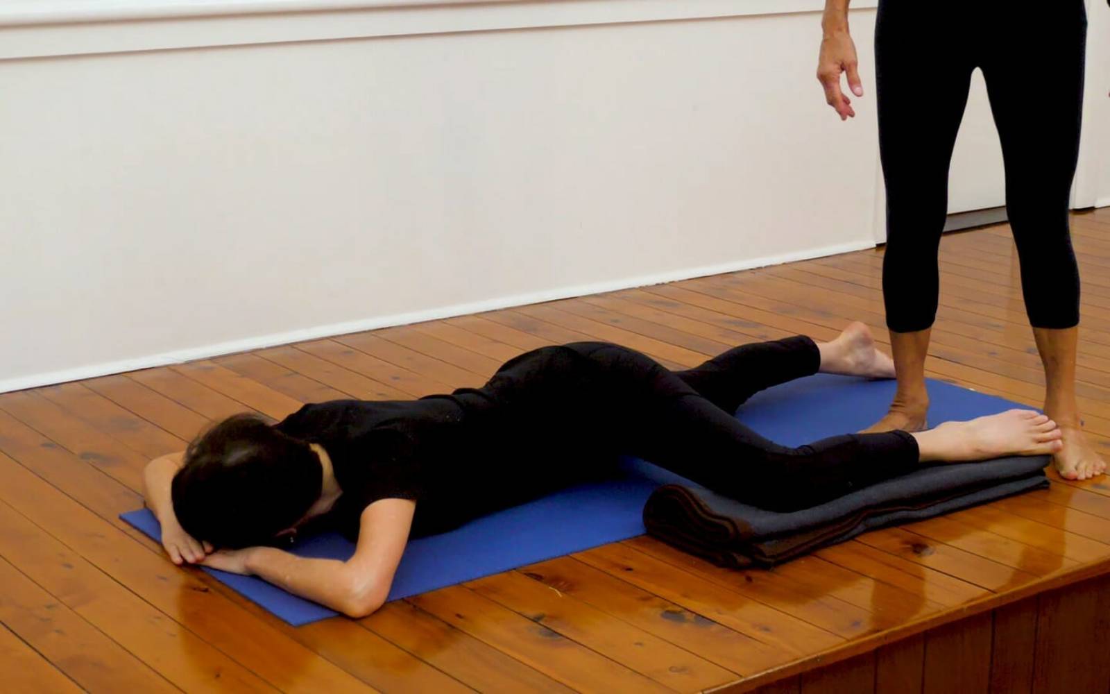 Online Iyengar yoga videos | Relief for tight and sore back muscles