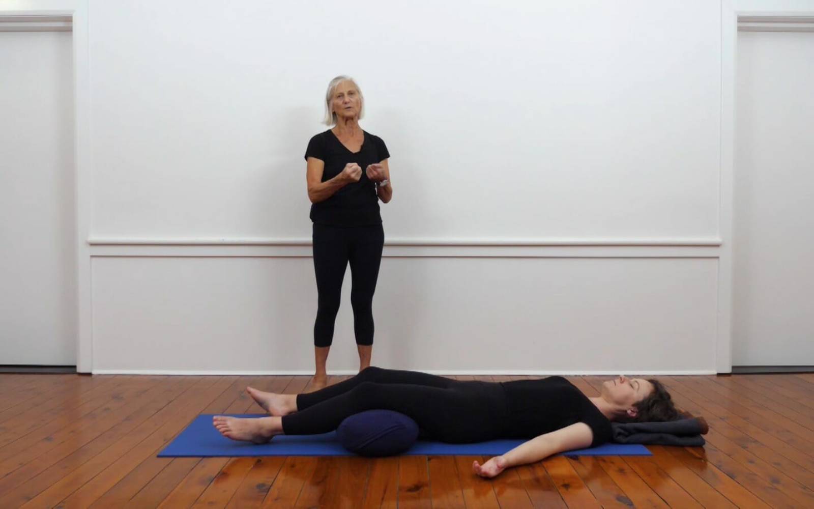 Online Iyengar yoga videos | Relief for troublesome sore knees from overuse or minor injury