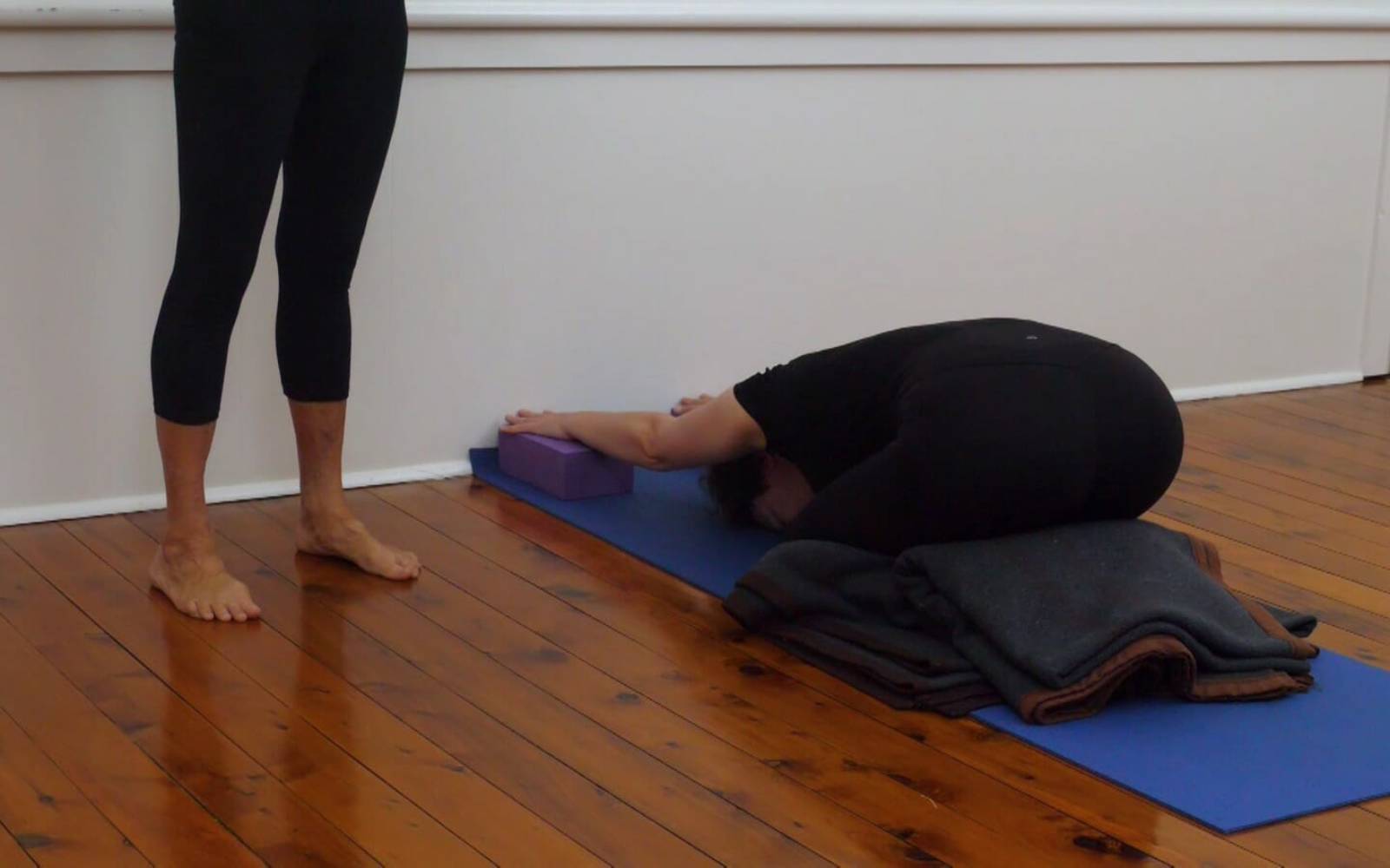 Online Iyengar yoga videos | Relief for troublesome sore knees from overuse or minor injury