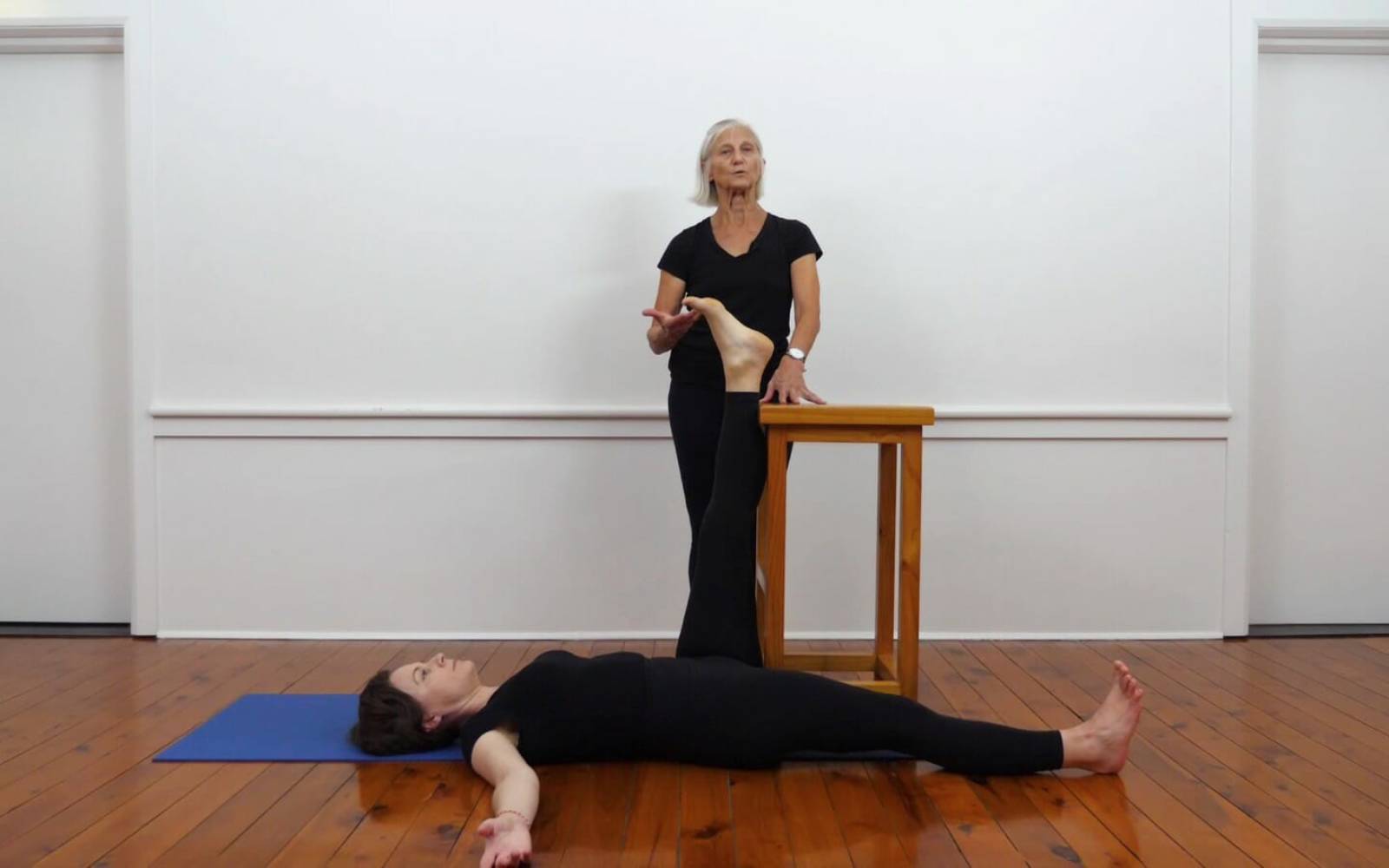 Online Iyengar yoga videos | Relief for troublesome sore knees from overuse or minor injury