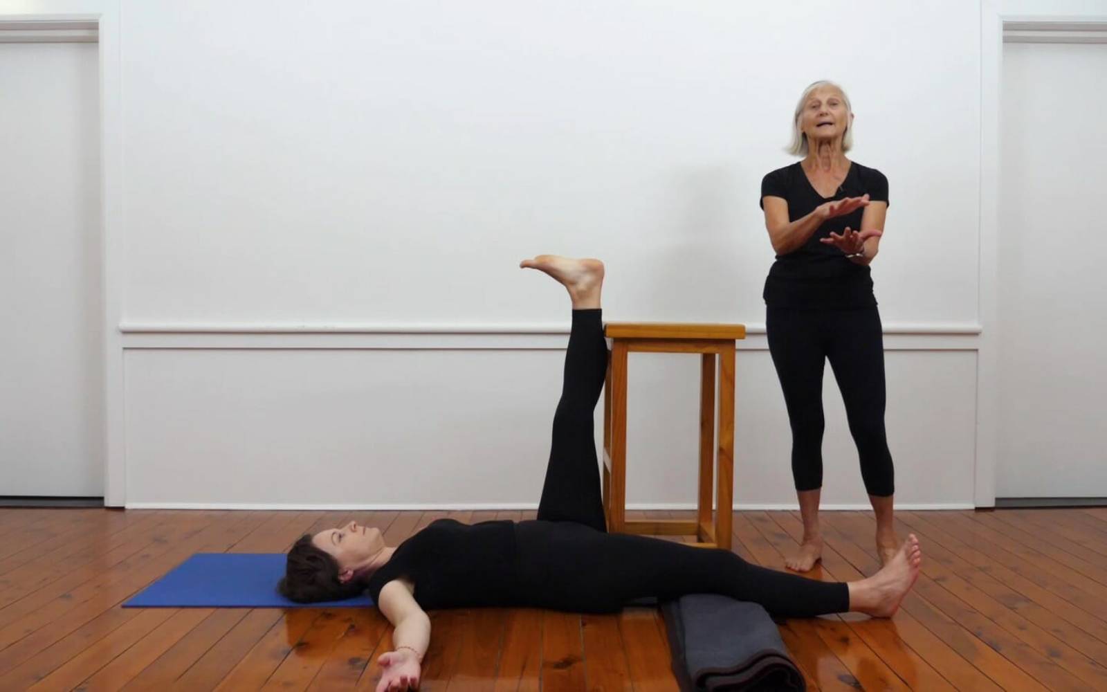 Online Iyengar yoga videos | Relief for troublesome sore knees from overuse or minor injury