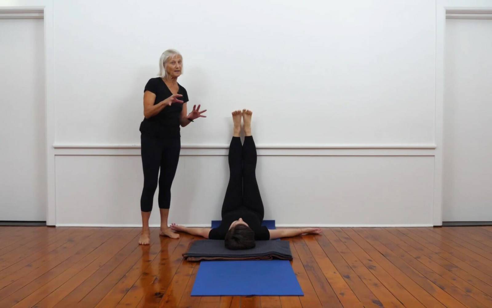 Online Iyengar yoga videos | Relief for troublesome sore knees from overuse or minor injury