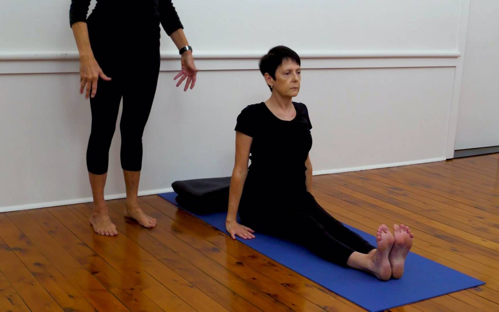 Online Iyengar yoga videos | Adapting your class practice for stiff hips