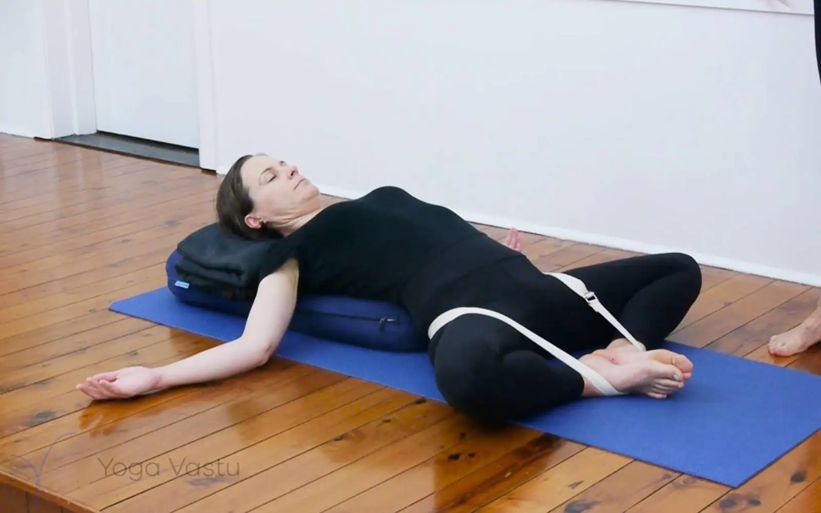 Easy Side Reclining Foot In Front Pose Yoga (Anantasana Variation Foot In  Front) | Yoga Sequences, Benefits, Variations, and Sanskrit Pronunciation |  Tummee.com