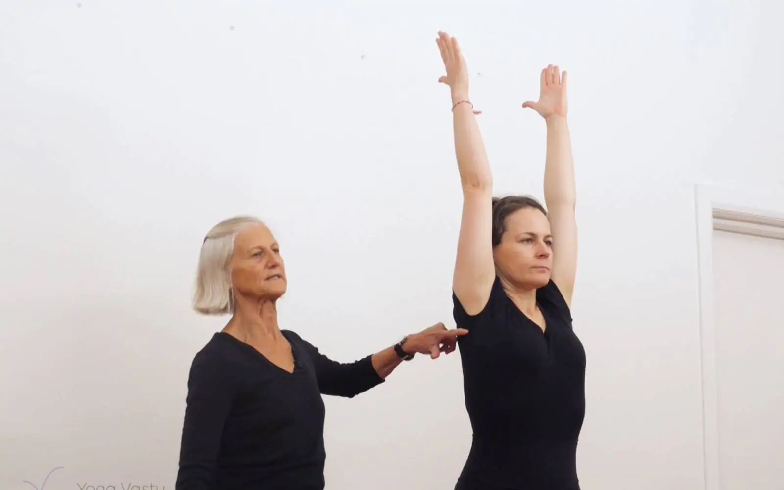Online Iyengar yoga videos | Mini sequence for shoulders and upper back