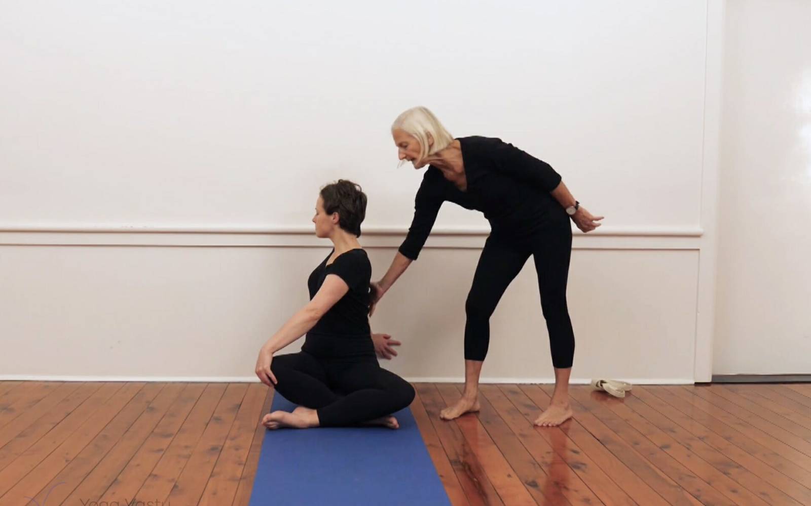 Online Iyengar yoga videos | Mini-sequence for opening the hips and releasing the lower back