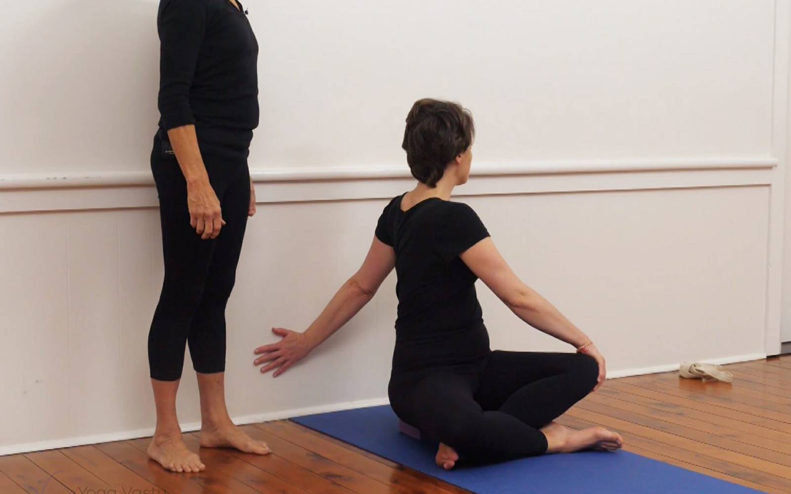 Online Iyengar yoga videos | Mini-sequence for opening the hips and releasing the lower back