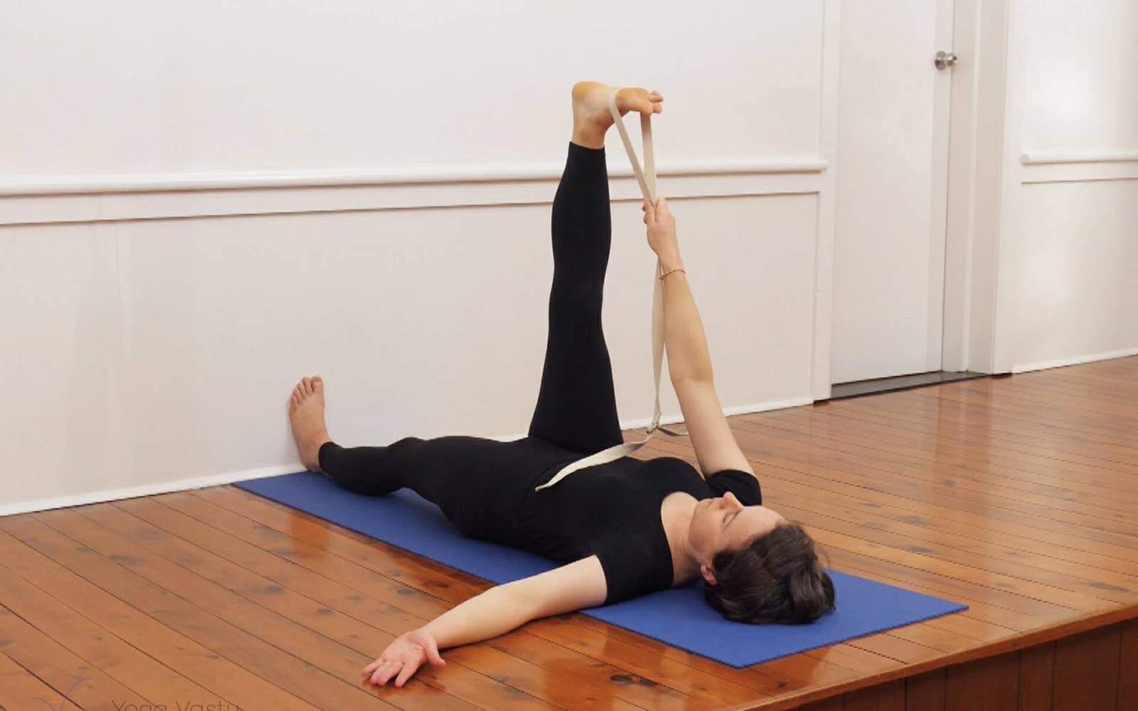 Online Iyengar yoga videos | Mini-sequence for opening the hips and releasing the lower back
