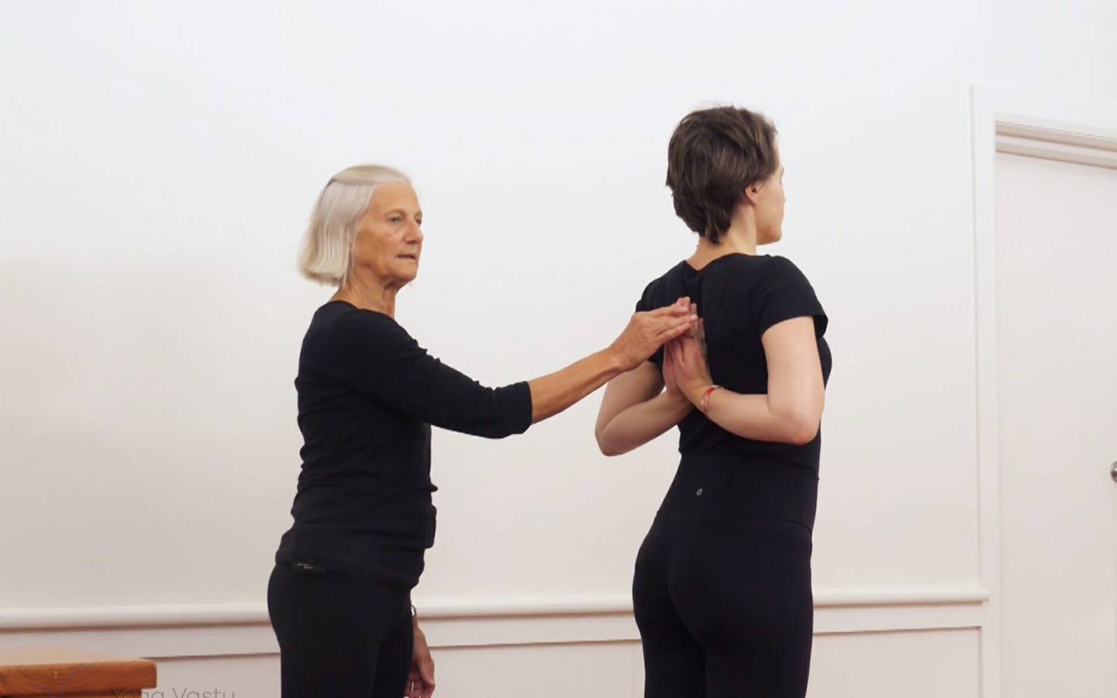 Online Iyengar yoga videos | Mini sequence for shoulders and upper back