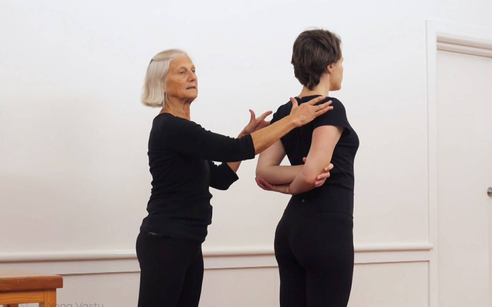 Online Iyengar yoga videos | Mini sequence for shoulders and upper back