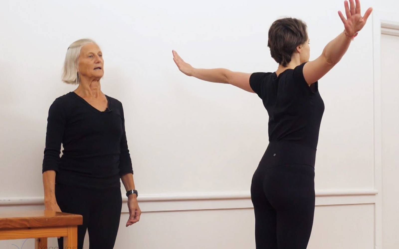 Online Iyengar yoga videos | Mini sequence for shoulders and upper back