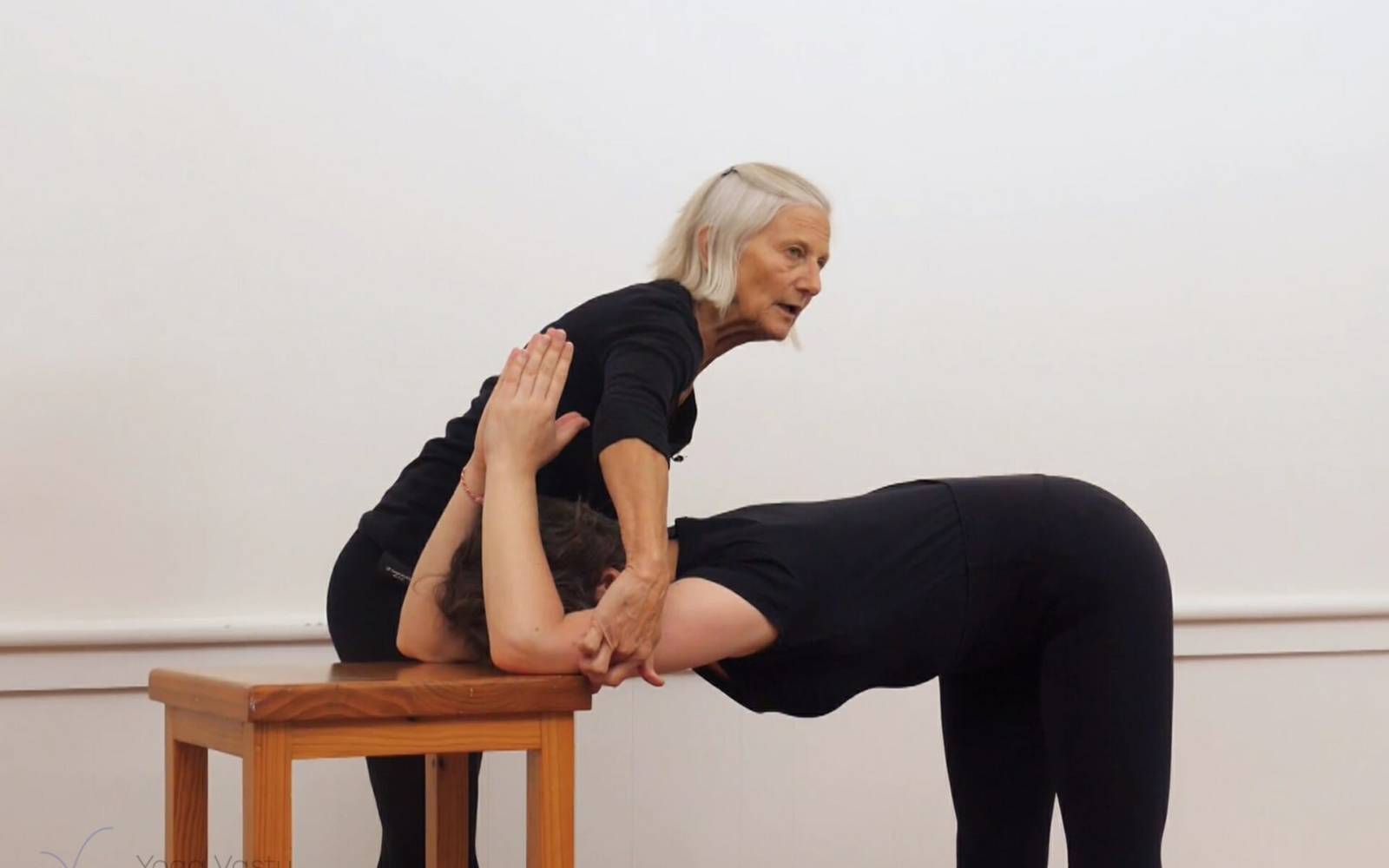 Online Iyengar yoga videos | Mini sequence for shoulders and upper back