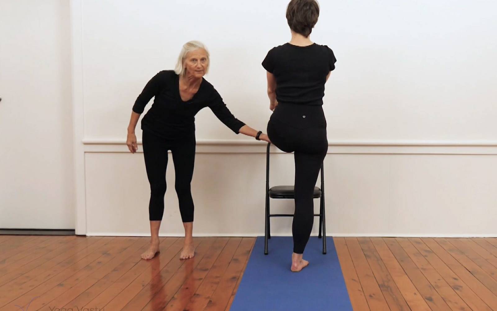 Online Iyengar yoga videos | Mini-sequence to open up through the legs and hips
