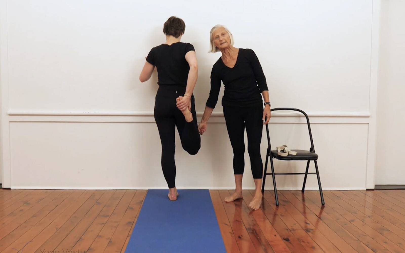 Online Iyengar yoga videos | Mini-sequence to open up through the legs and hips