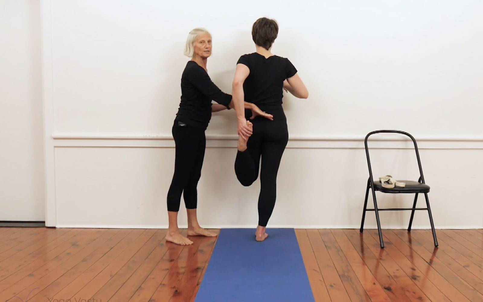 Online Iyengar yoga videos | Mini-sequence to open up through the legs and hips