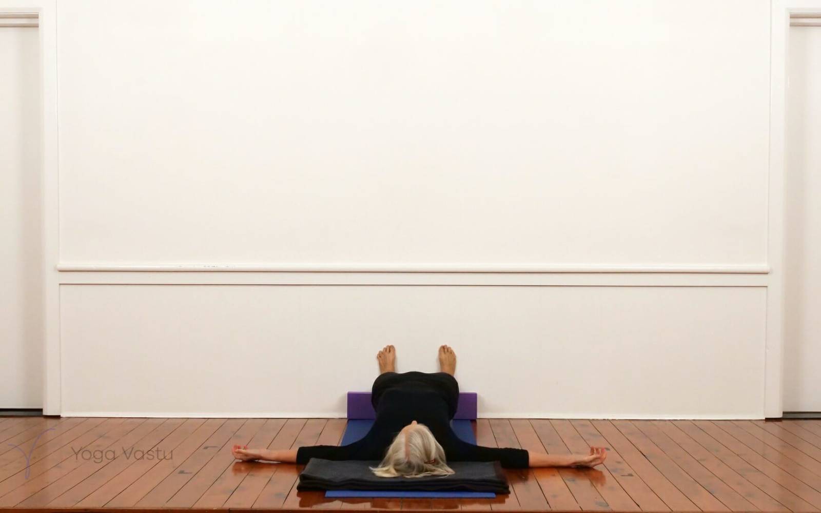 Online Iyengar yoga videos | Dynamic forward bend session (212)