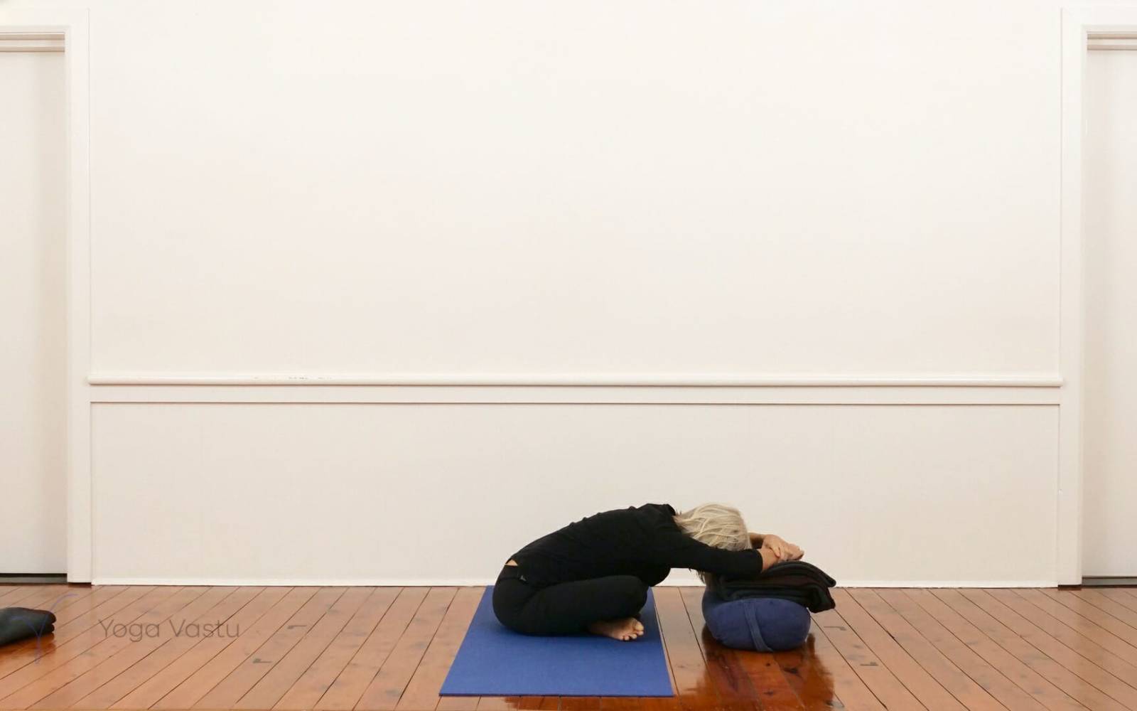 Online Iyengar yoga videos | Shoulder-opening poses with restorative and pranayama (210)