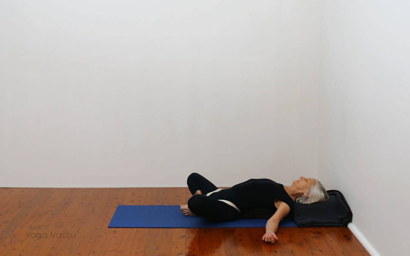 Online Iyengar yoga videos | Short restorative and nerve quietening sequence