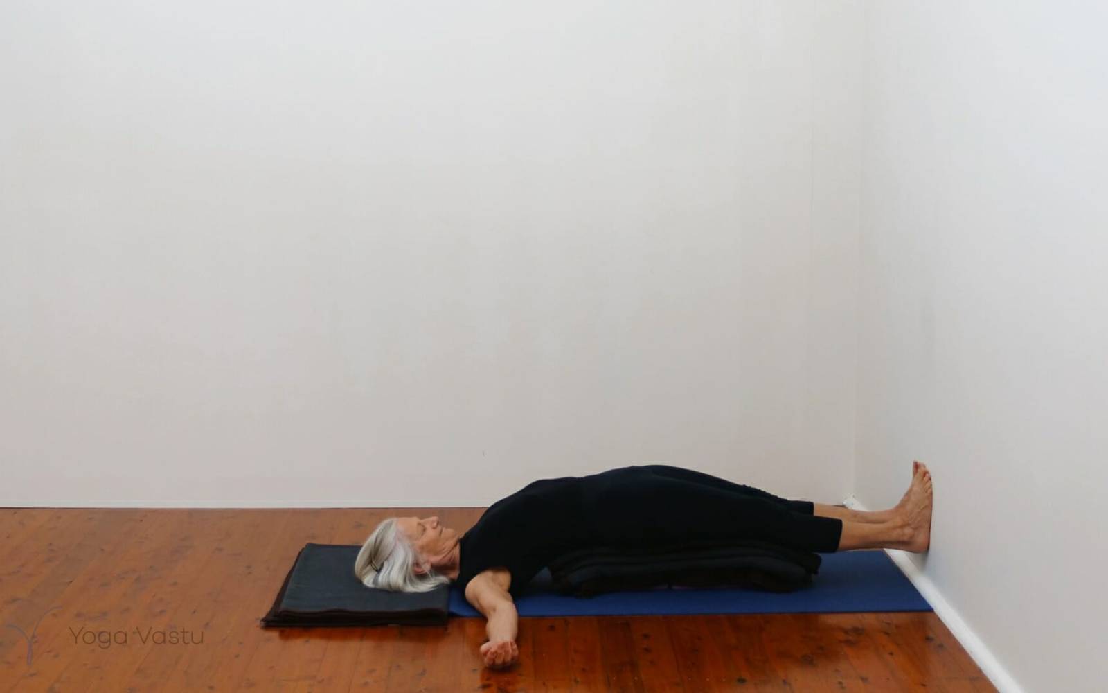 Online Iyengar yoga videos | Short restorative and nerve quietening sequence