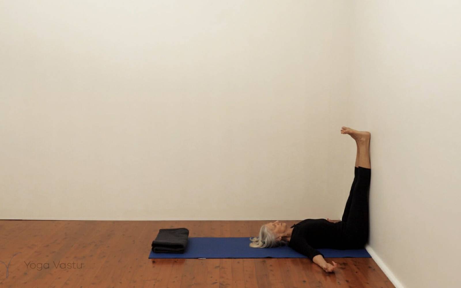 Online Iyengar yoga videos | A short session focusing on hips and abdominals.