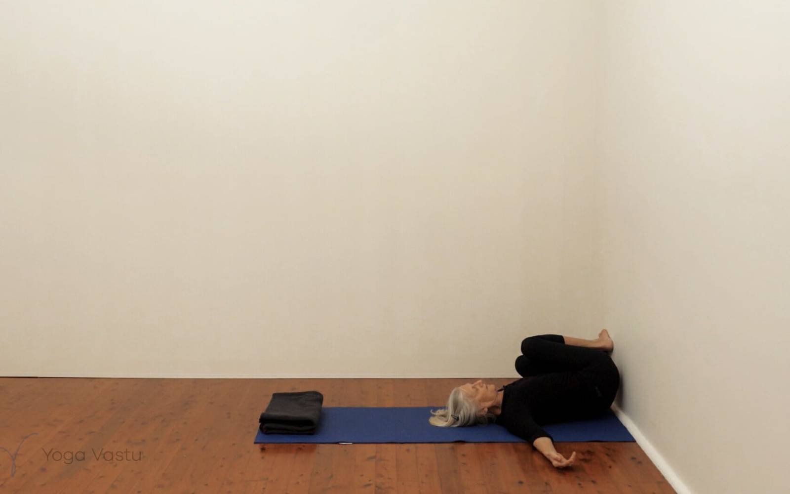 Online Iyengar yoga videos | A short session focusing on hips and abdominals.
