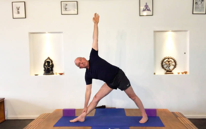Looking for name of stretch and what muscles it uses: Arms overhead with  fingers interlaced outward (link in desc). : r/yoga